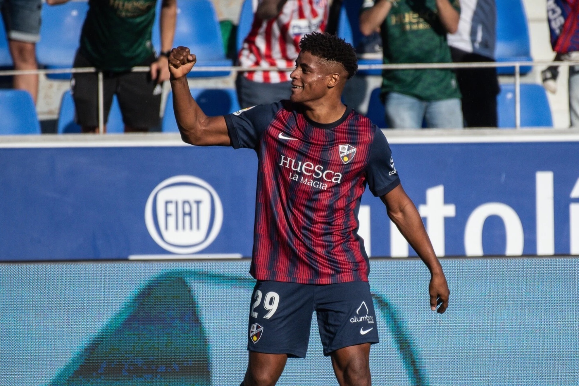 Kevin Carlos celebrates a victory of Huesca.