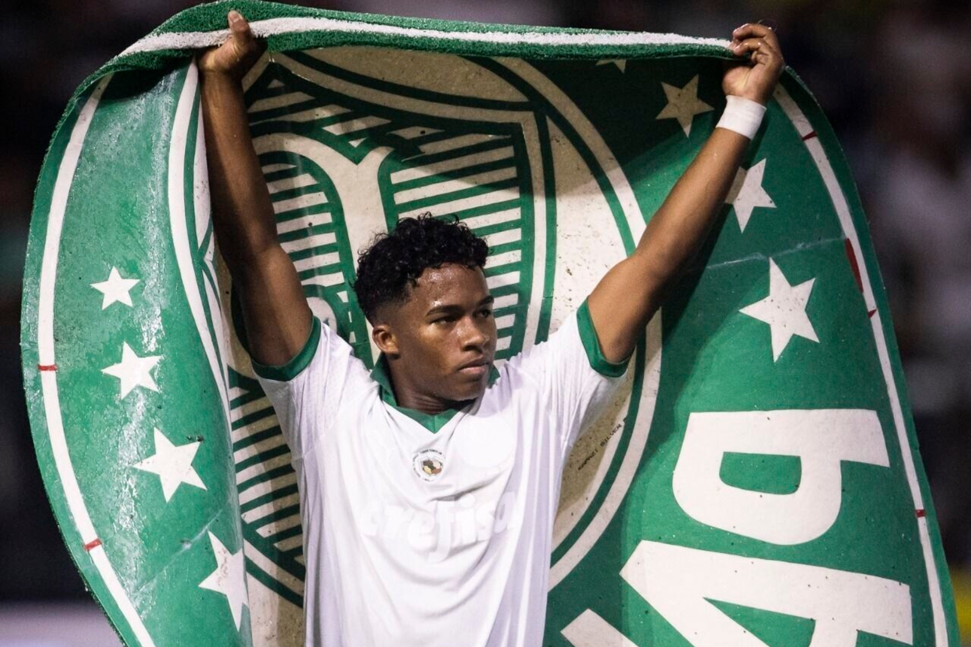 Endrick, showing a huge shield del Palmeiras.
