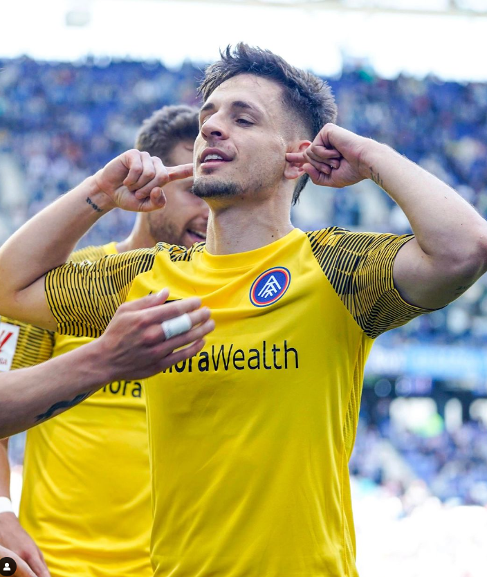 Iván Gil celebrando un gol con el Andorra