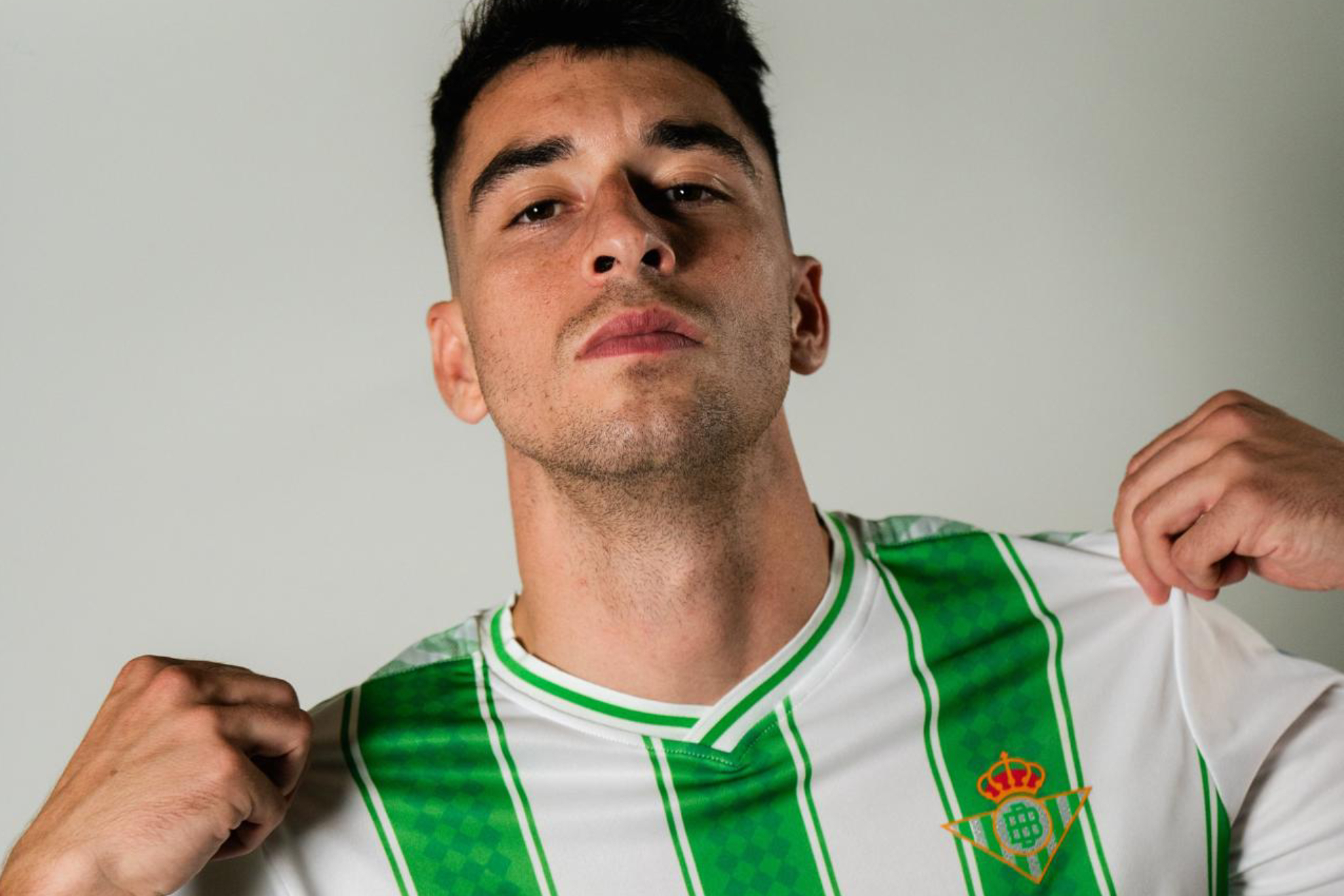 Marc Roca posa con una camiseta del Betis.