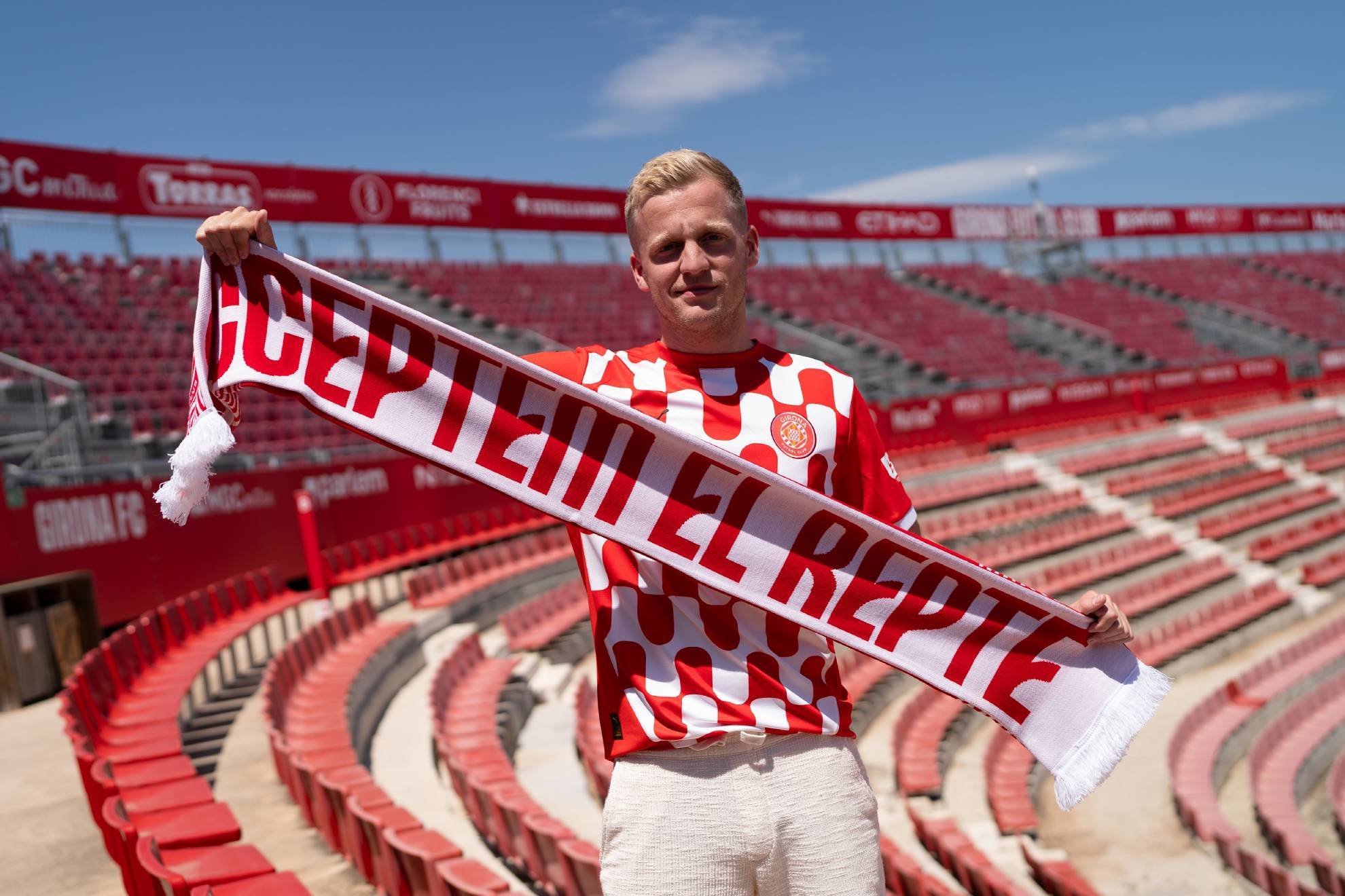 Donny Van de Beek posando como nuevo jugador del Girona.