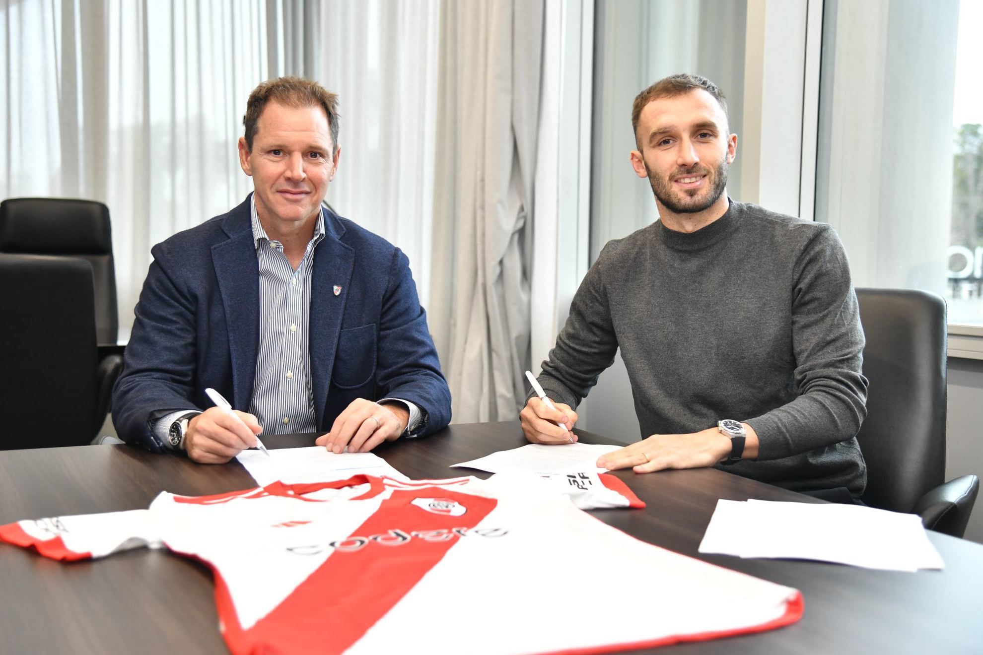 Pezzella, en su firma con River.