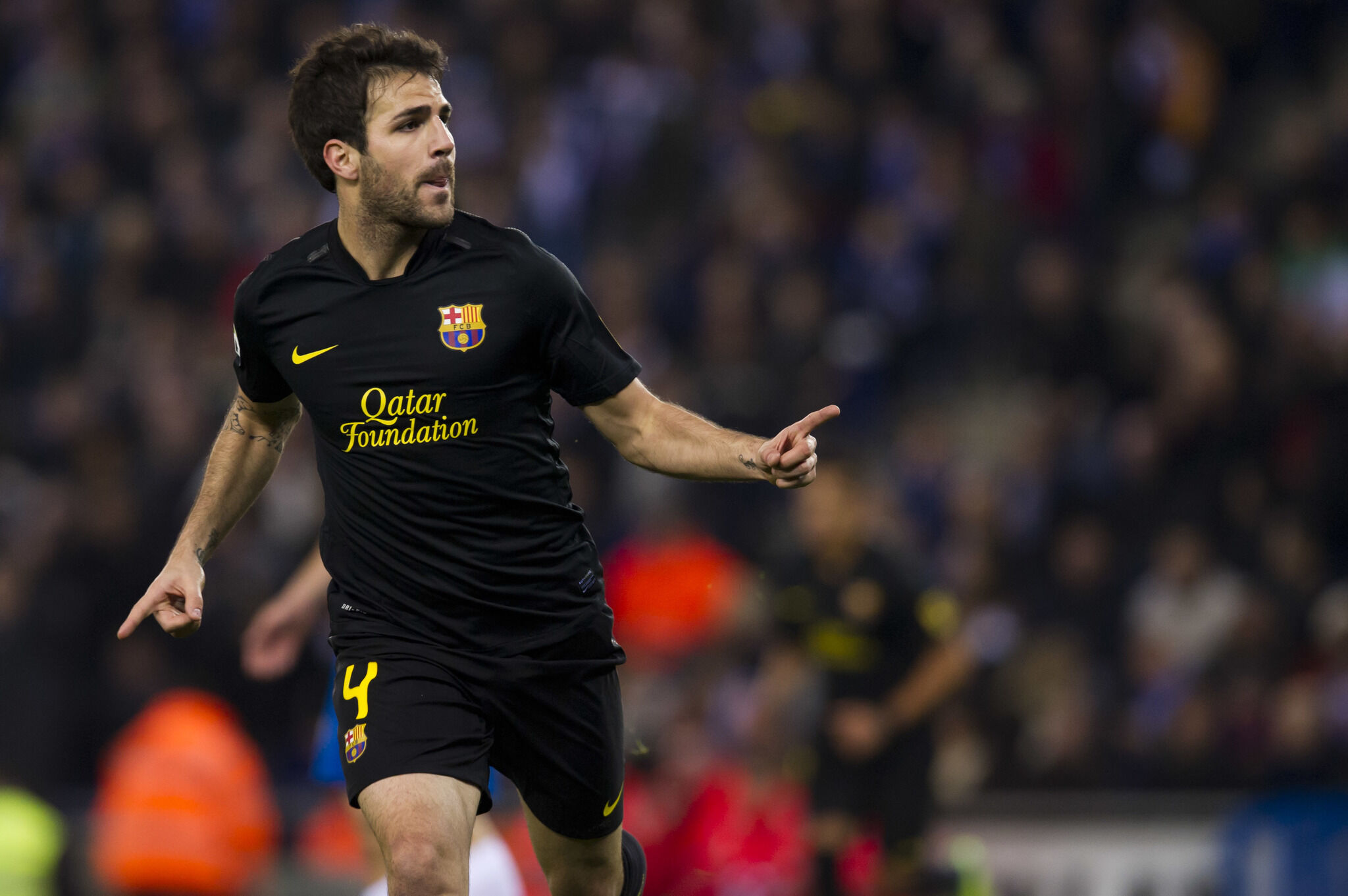 Cesc Fábregas se marchó jovencísimo al Arsenal, donde debutó en 2003. En el equipo londinense llegó a ser capitán y regre