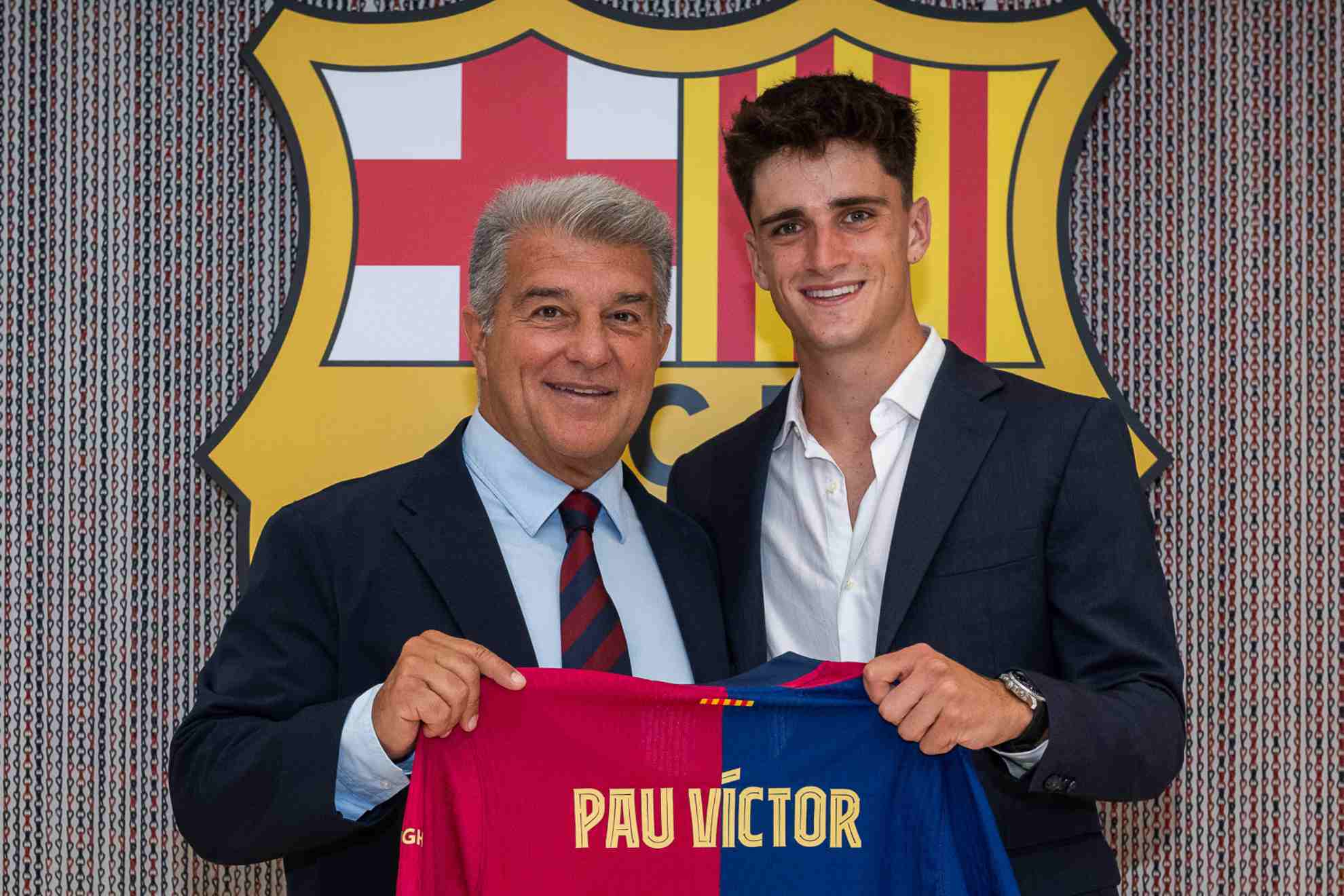 Laporta y Pau Víctor en la presentación del jugador