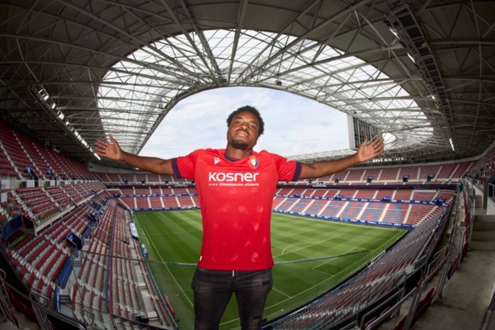 Boyomo posa como nuevo jugador de Osasuna.