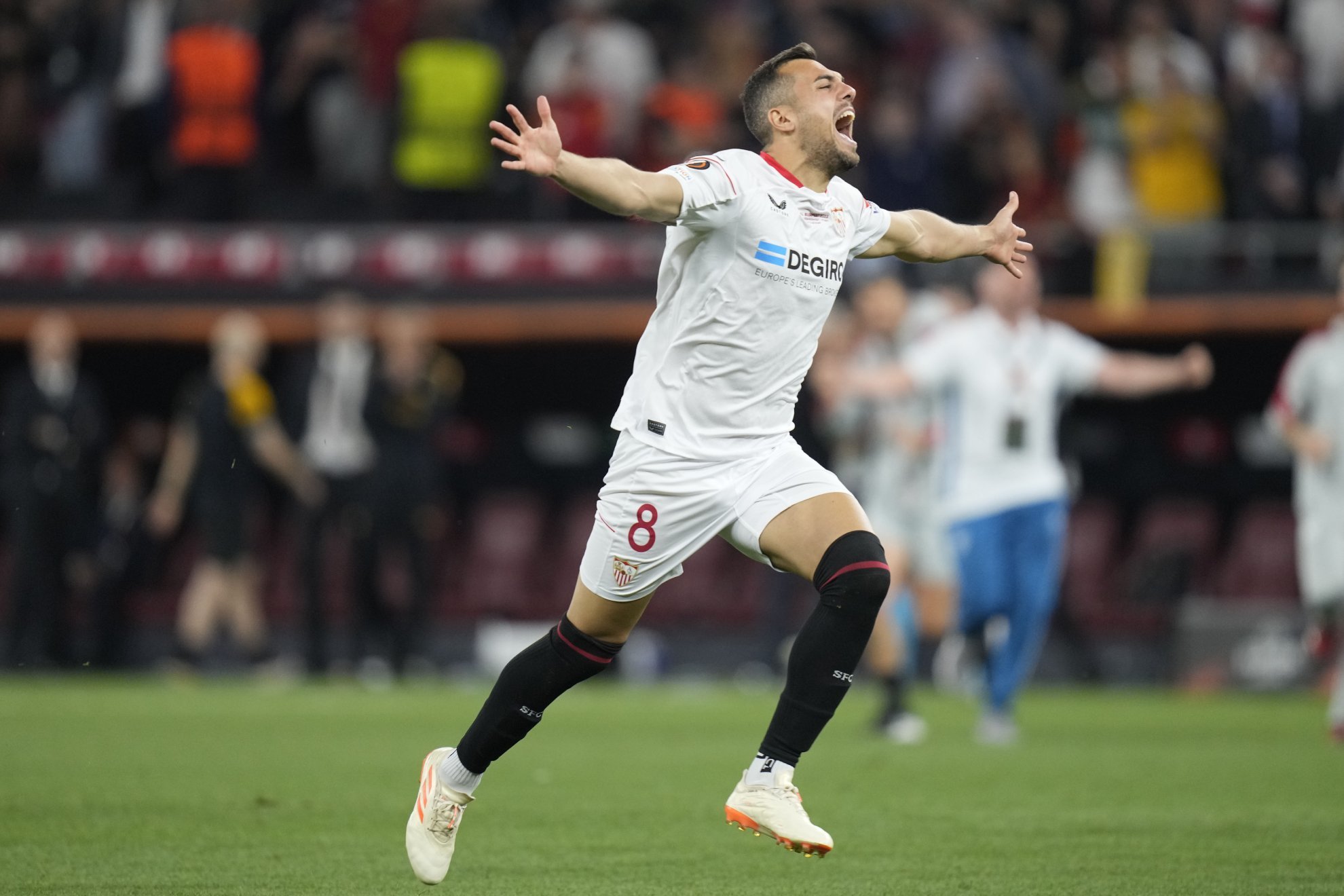 Joan Jordán celebra una victoria del Sevilla.