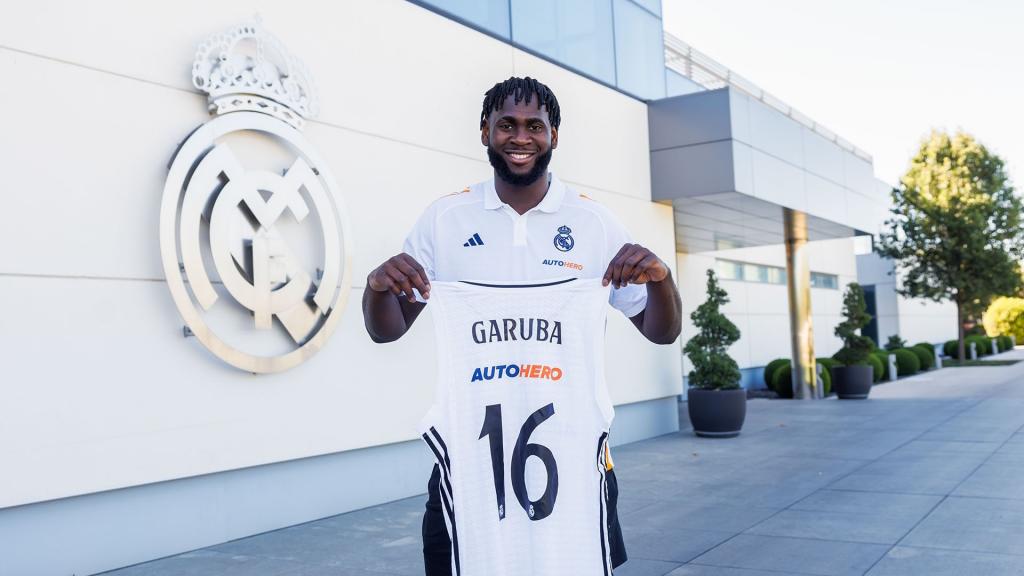 Garuba posa con la camiseta del Real Madrid en Valdebebas el día que el Real Madrid oficializó su fichaje.