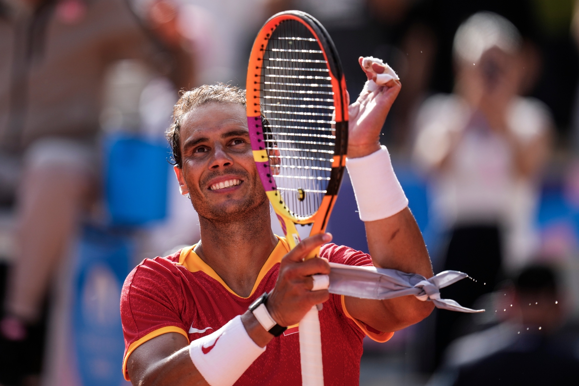 Rafa Nadal saluda tras derrotar a Marton Fucsovics en la primera ronda de los Juegos Olímpicos de París.