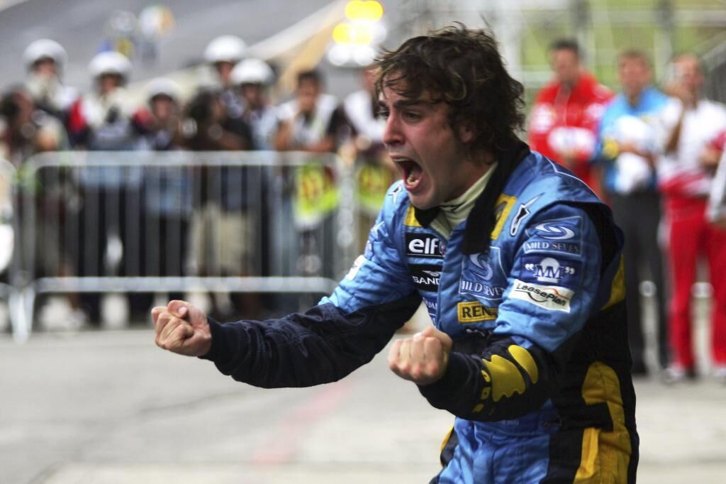 Fernando Alonso celebra el Mundial de 2005 en su Renault.