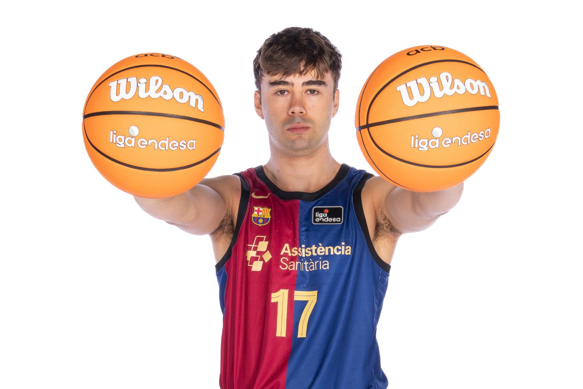 Juan Núñez posa durante a sessão de fotos oficial com o Barcelona.