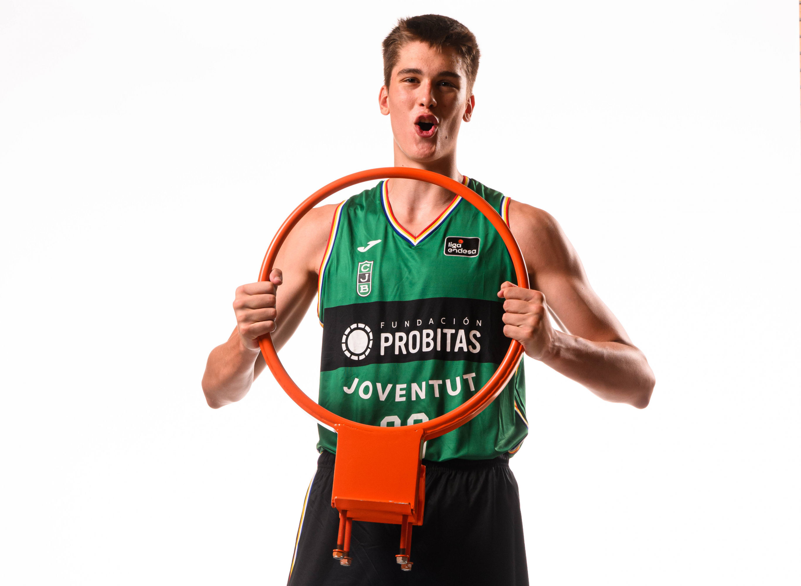 Michael Ruzic sostiene un aro en la sesión oficial de fotos del Joventut.