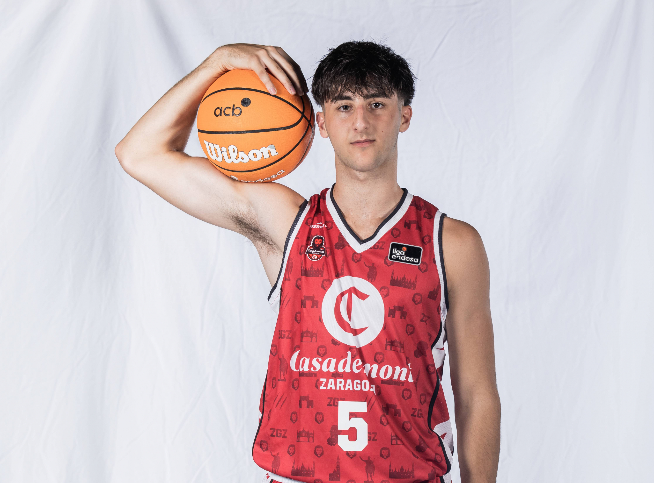 Lucas Langarita, en la sesión oficial de fotos del Casademont Zaragoza.