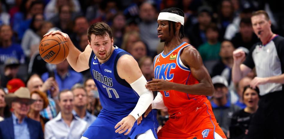 Luka Doncic es defendido por Shai Gilgeous-Alexander en un Mavericks-Thunder.