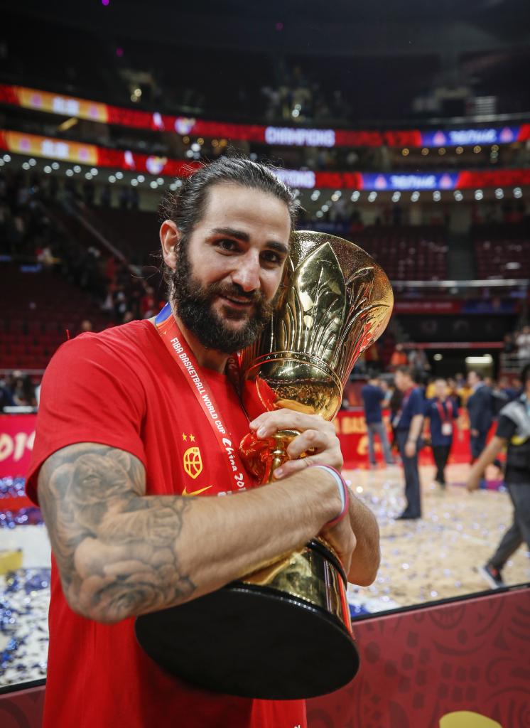 Ricky Rubio, con el trofeo de campeón del Mundo.