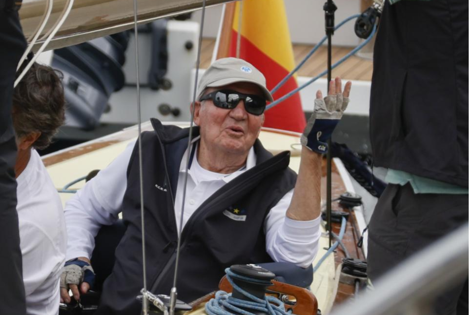 El rey Juan Carlos I abordo del Bribón, durante el entrenamiento llevado a cabo este miércoles, para preparar la VIII Regata Rey Juan Carlos I que se disputará desde mañana en aguas de Sanxenxo.<br><br>