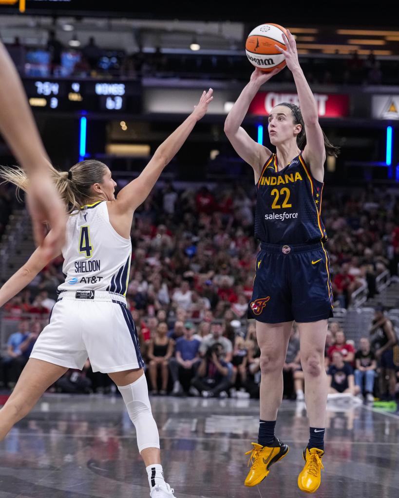 Caitlin Clark arremessa uma cesta de três pontos contra o Dallas Wings.