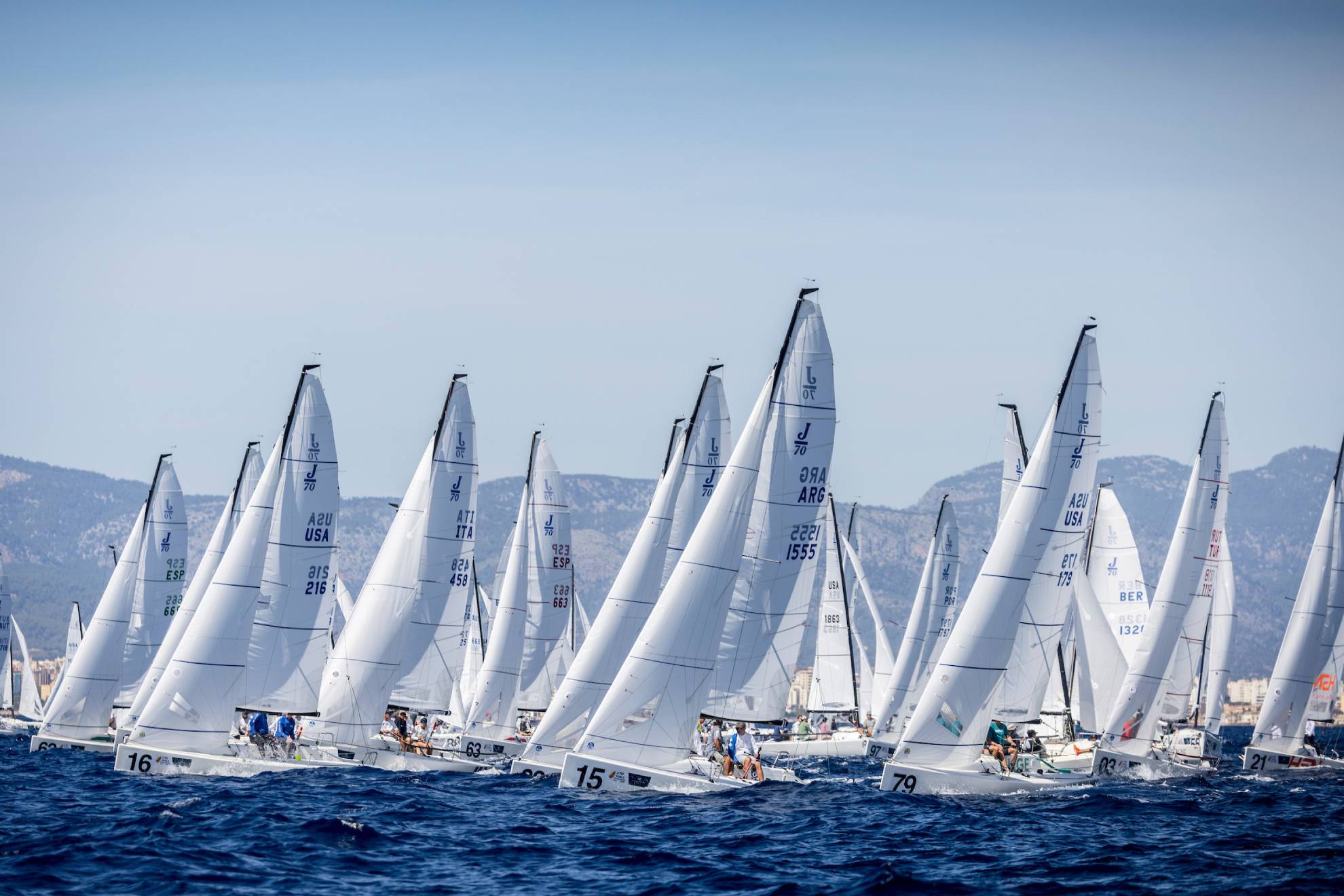 La flota de J/70 durante la regata de entrenamiento