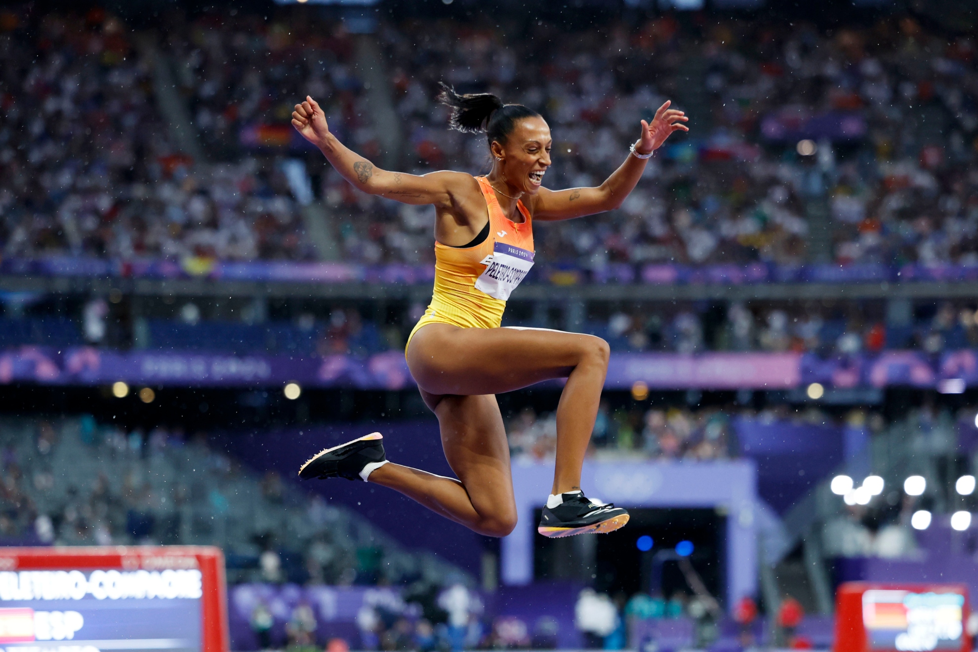 Ana Peleteiro durante um de seus saltos na tripla final dos Jogos de Paris.