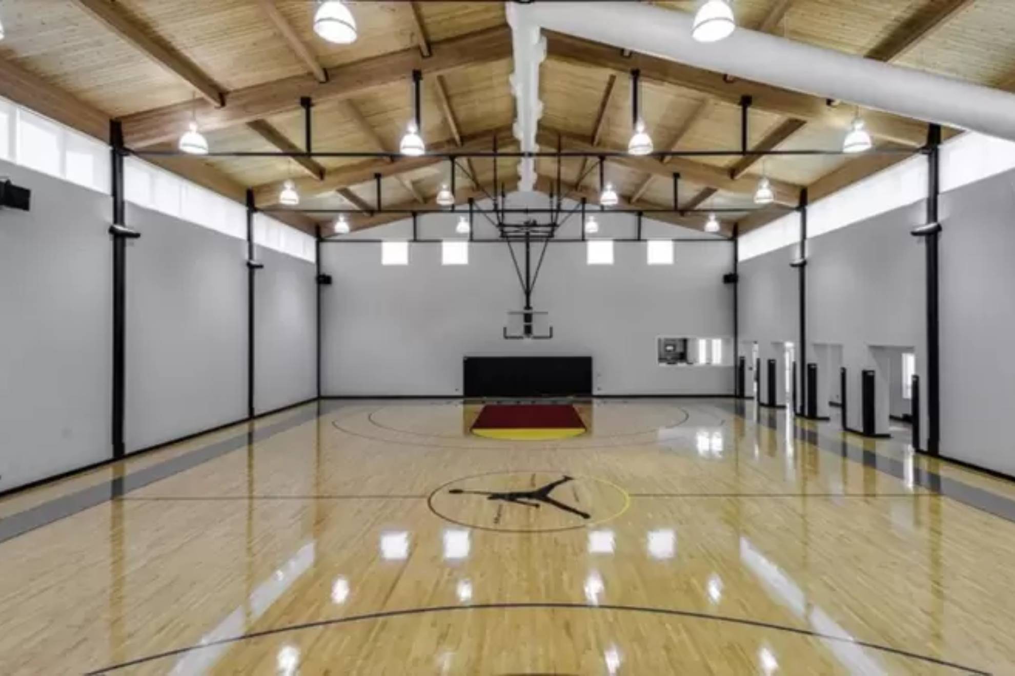 Lapangan basket yang dimiliki Michael Jordan di tanah miliknya di Illinois.