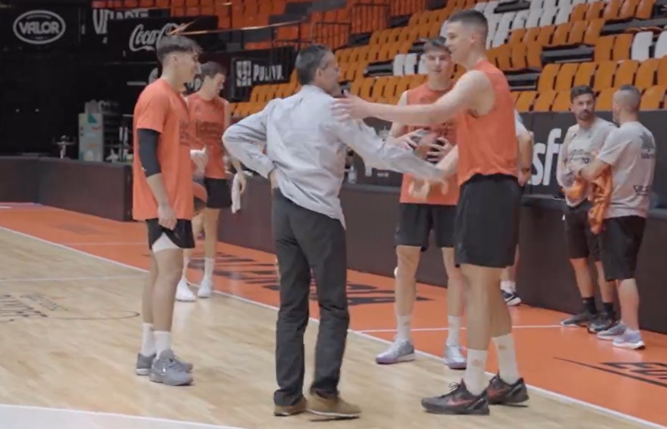 Pedro Martínez, ao lado dos jogadores do Valencia Basket.