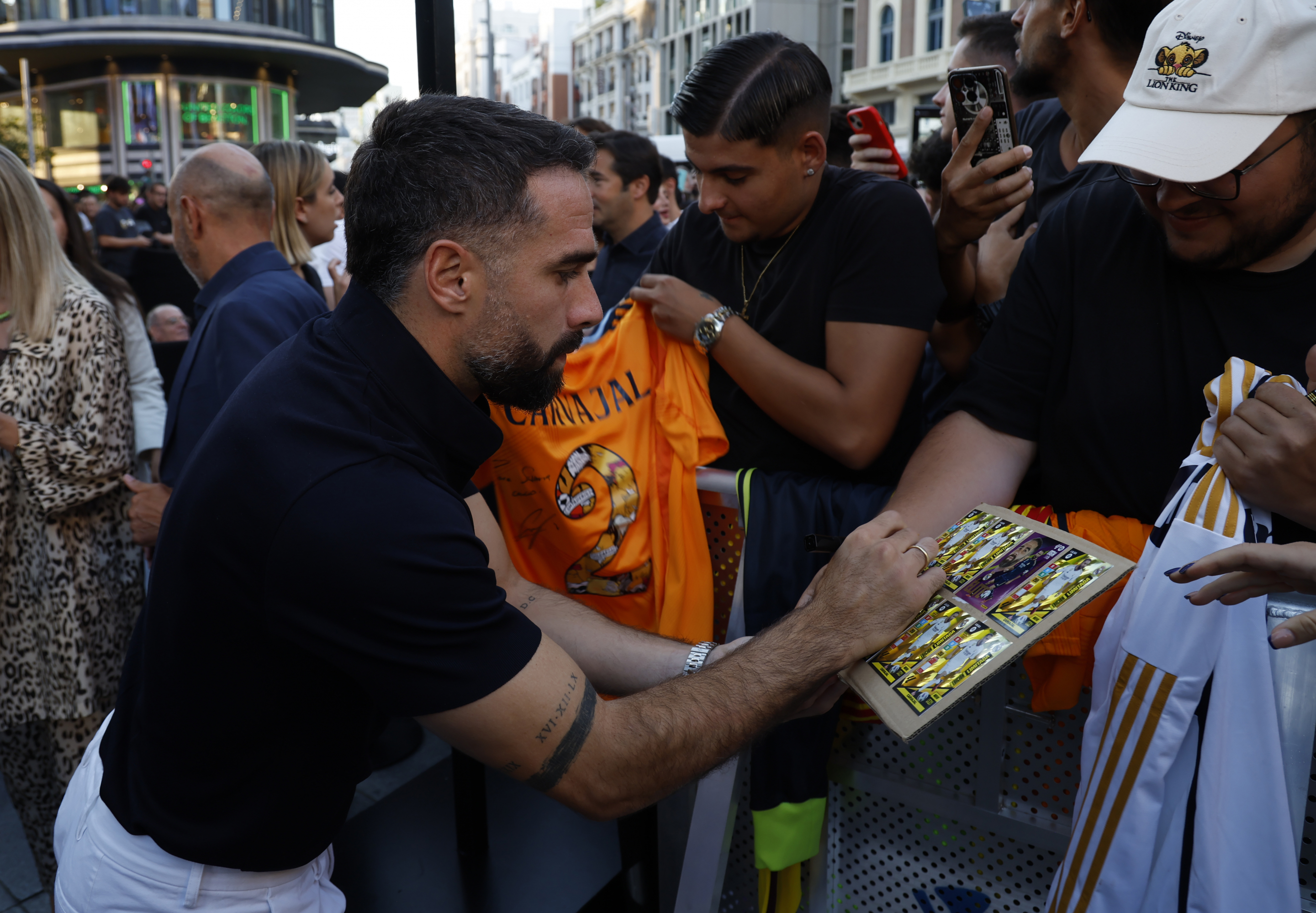 Dani Carvajal antes de entrar nos cinemas Callao para a estreia.