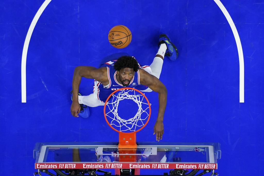 Joel Embiid, debajo del aro en un partido de los Sixers.