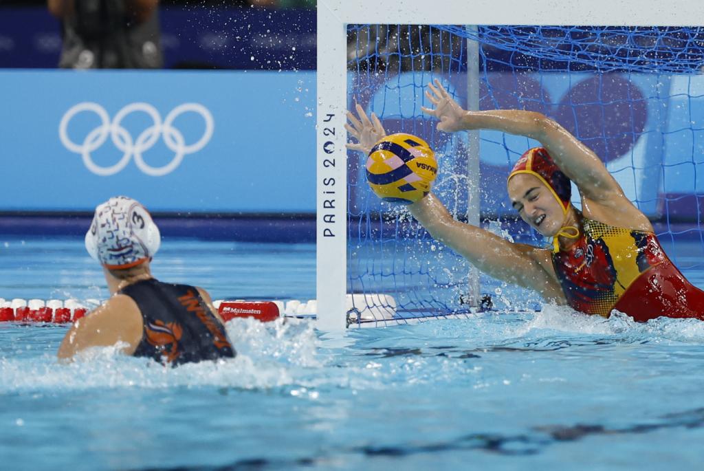 A jogadora holandesa de pólo aquático Brigitte Sleeking na frente da goleira Laura Ester Ramos durante a semifinal do pólo aquático feminino entre Holanda e Espanha