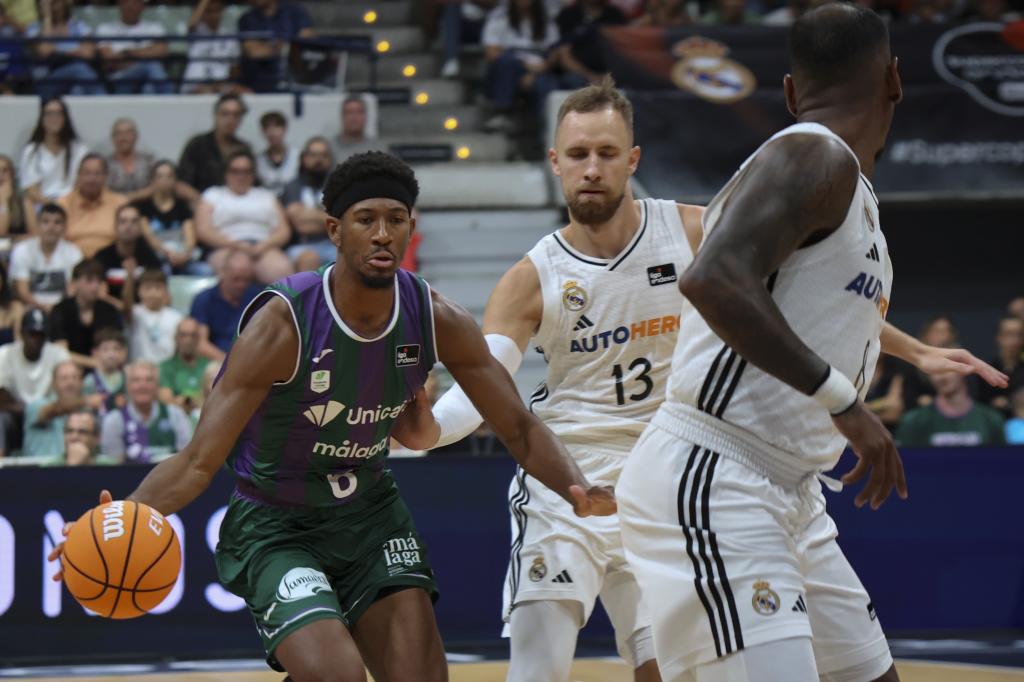 MURCIA, 22/09/2024.- Kameron Taylor (i), del Unicaja Málaga, ante Musa (d), del Real Madrid durante la Final de la Supercopa Endesa 2024 disputada este domingo en el Palacio de los Deportes de Murcia. EFE/Juan Carlos Caval