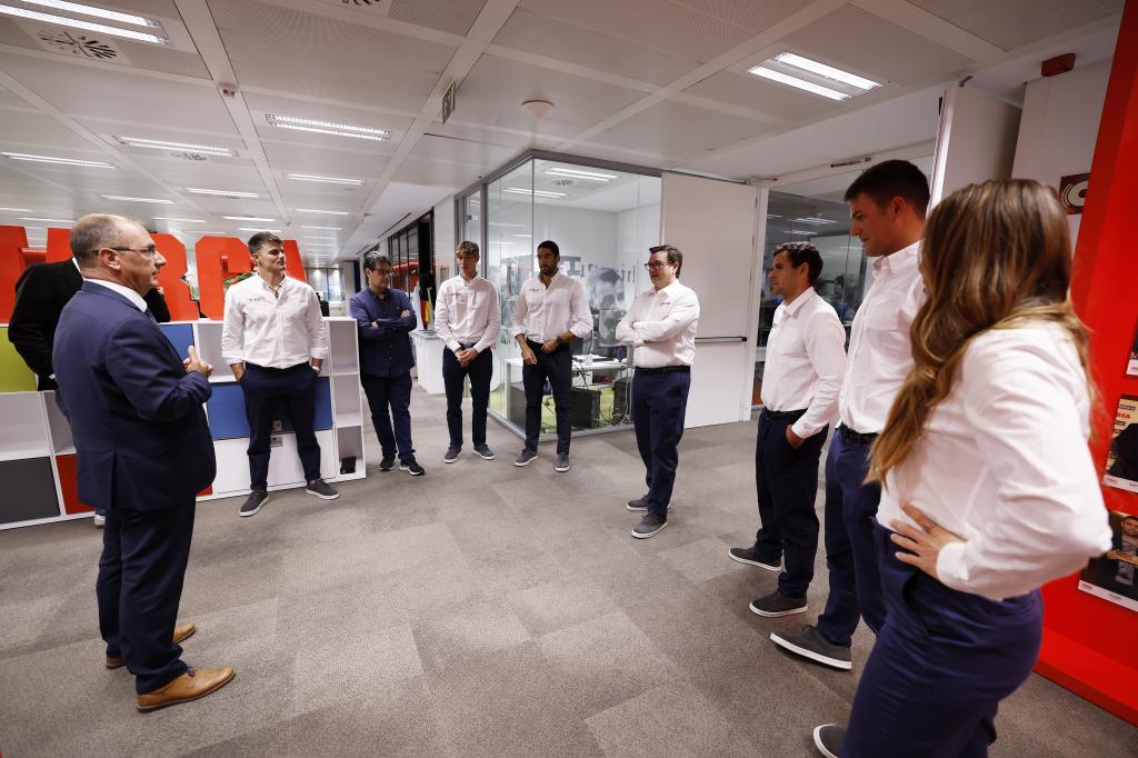 Juan Ignacio Gallardo, diretor da MARCA, conversa com a equipe espanhola SailGP.