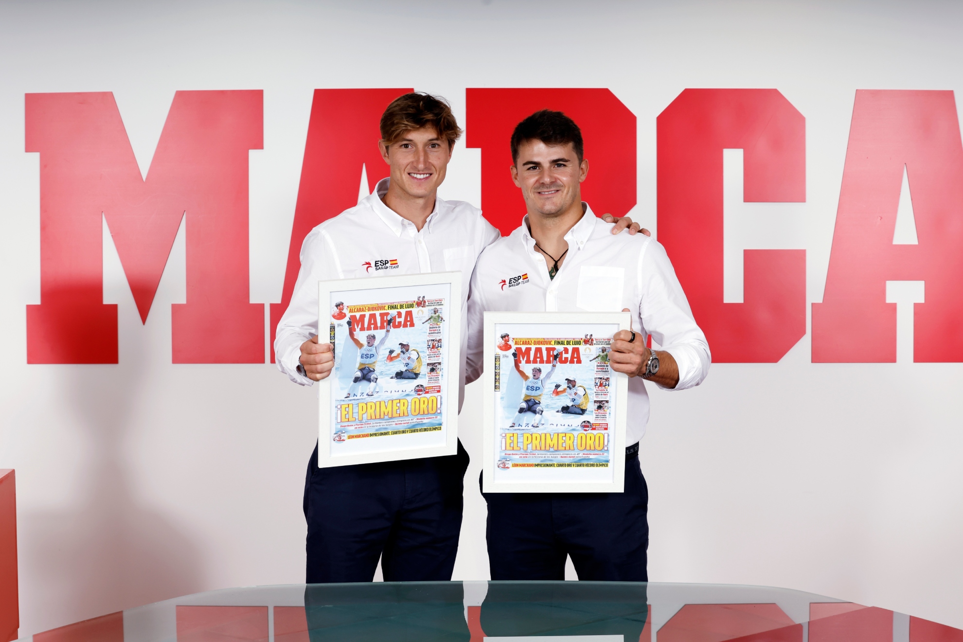 Florian Trittel y Diego Botín, con la portada de MARCA del día que fueron campeones olímpicos.