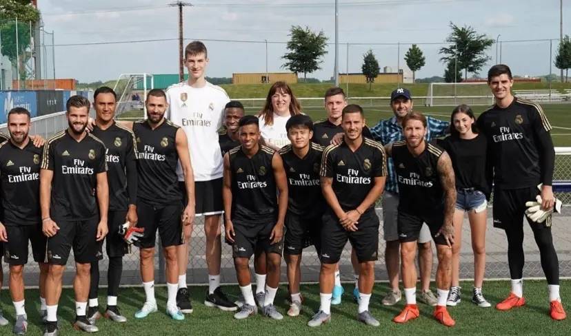 Olivier Rioux posa con los futbolistas del Real Madrid.