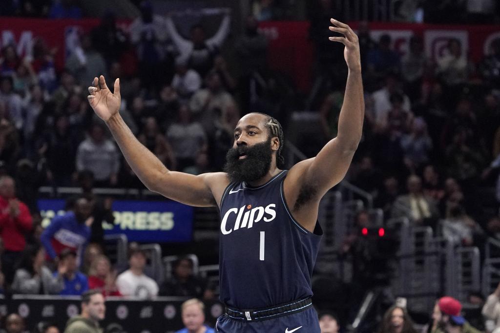 James Harden merayakan memasukkan bola saat pertandingan melawan Clippers.