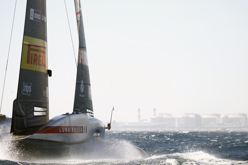El Luna Rossa suma su primer punto en la final de la Copa Louis Vuitton contra el INEOS Britannia.