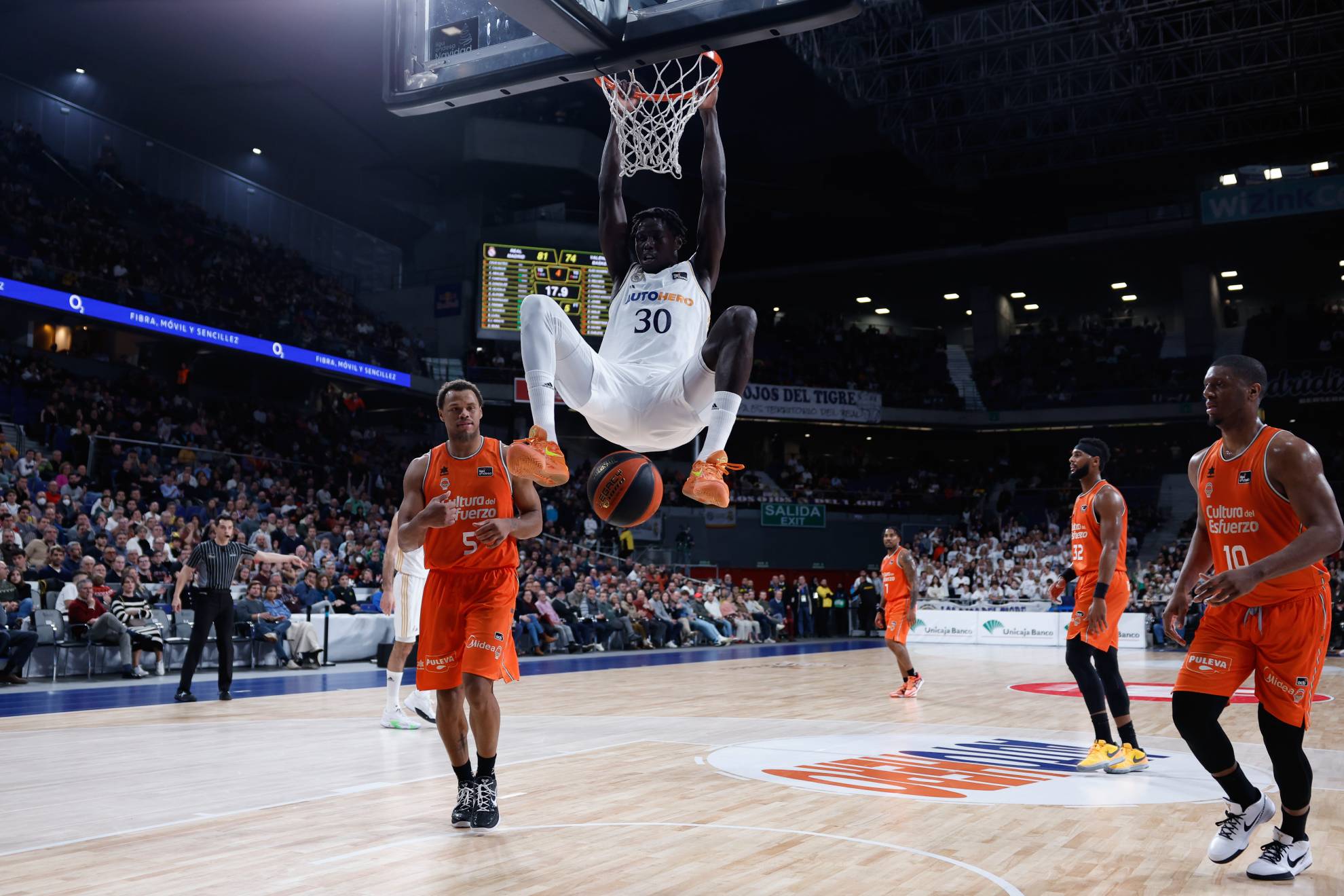 Eli John Ndiaye enterrou em um jogo da temporada passada contra o Valencia Basket.