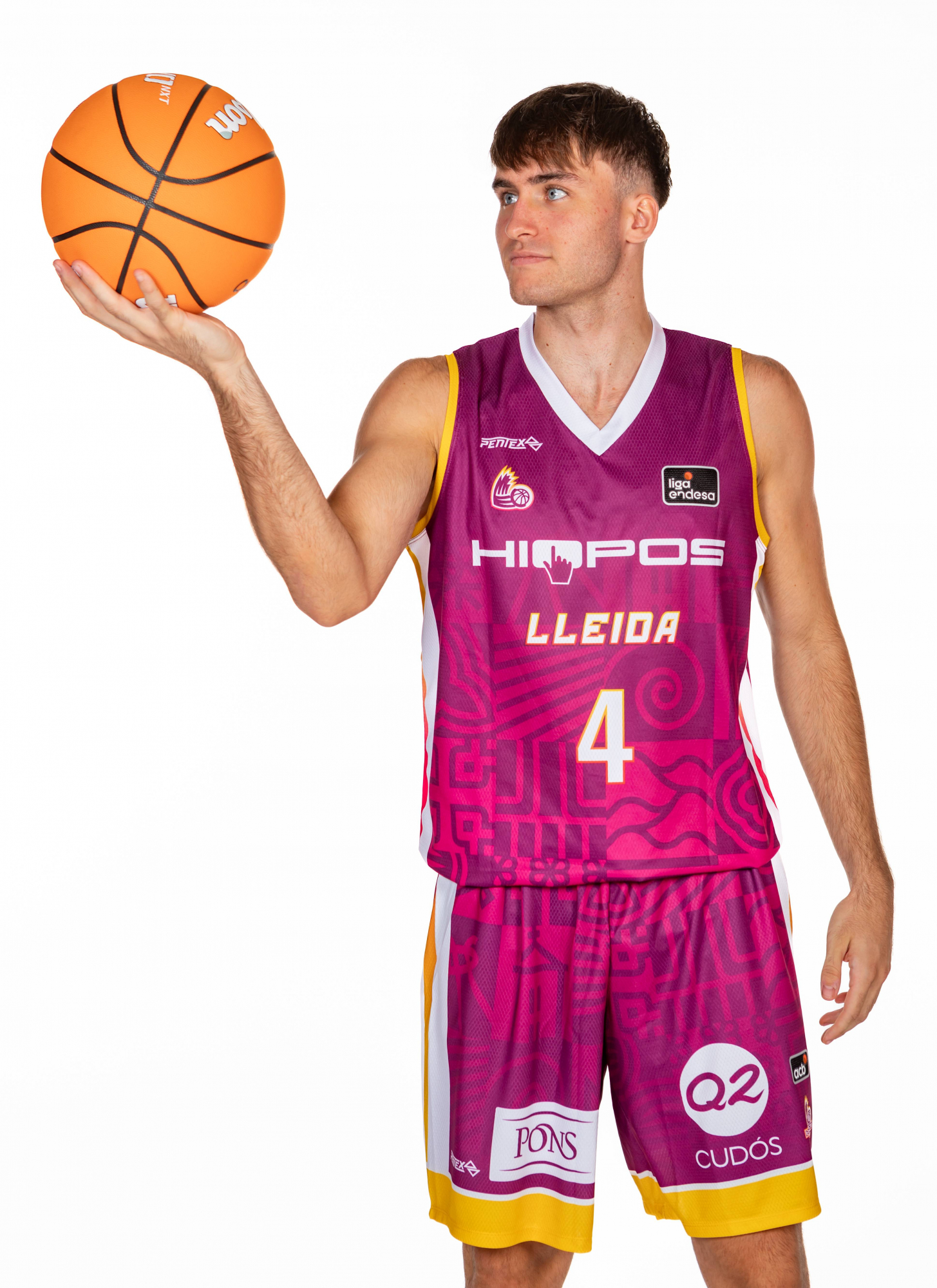 Rafa Villar sostiene un balón en la sesión oficial de fotos del Hiopos Lleida.