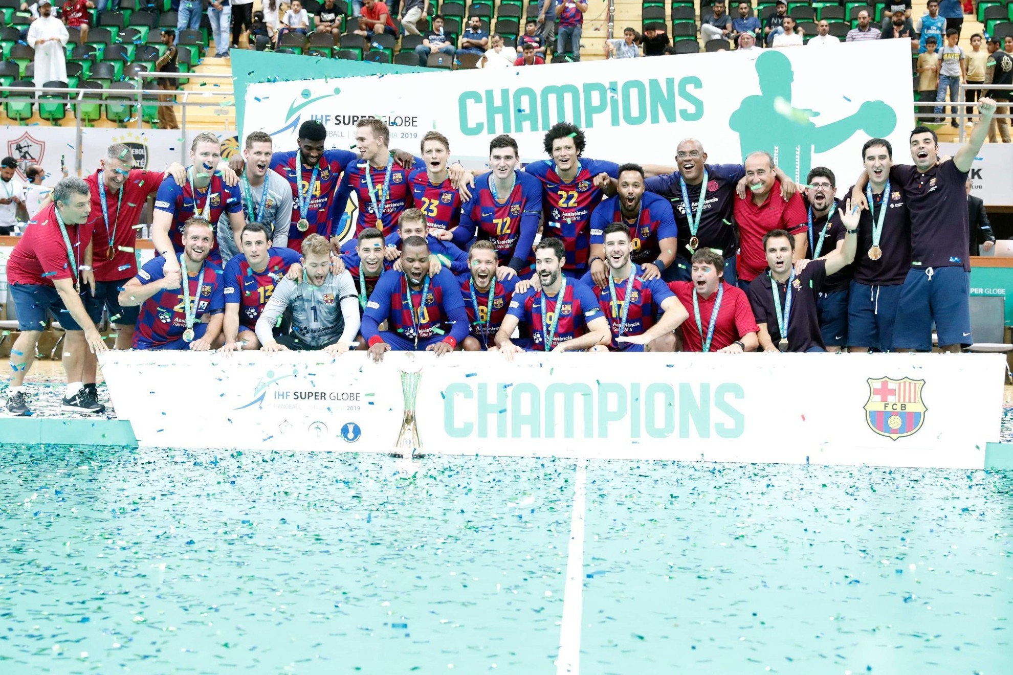 La plantilla del Barça celebra la Super Globe de 2019.