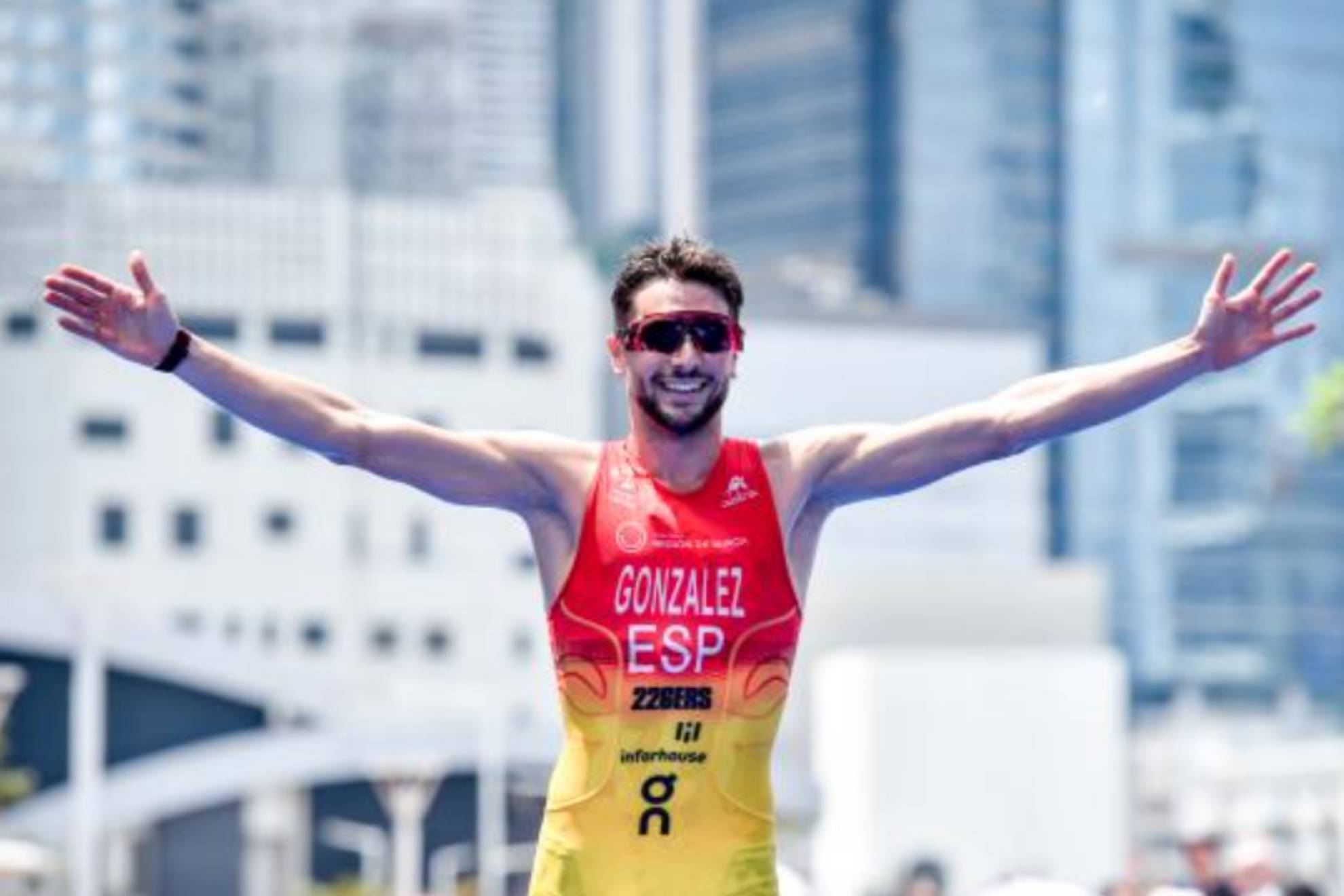 Alberto González celebra en su llegada a meta