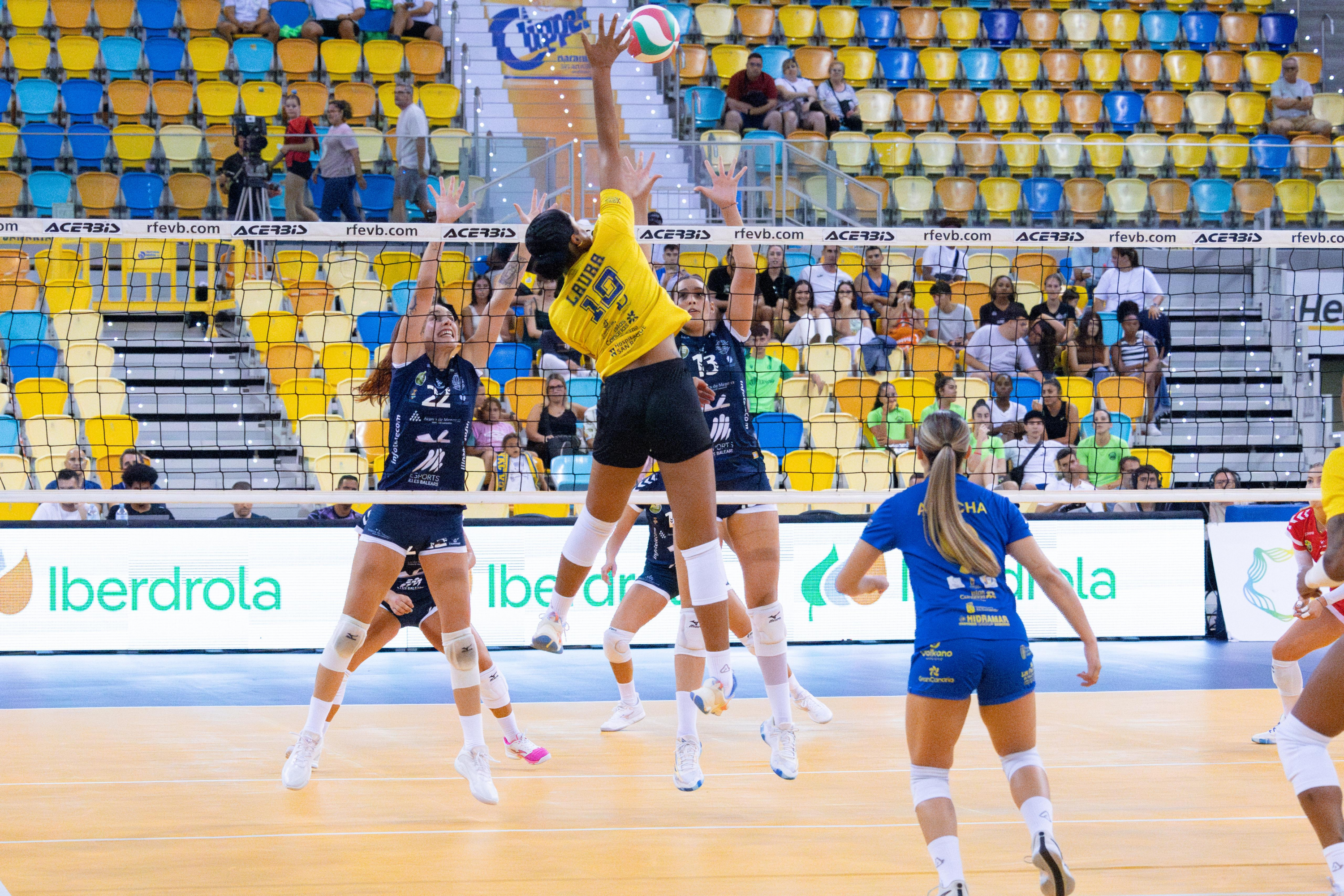 Laura Suárez (Hidramar Gran Canaria) avslutar före dubbelblocket av Jimena Fernández och Carla Jiménez (Avarca de Menorca)