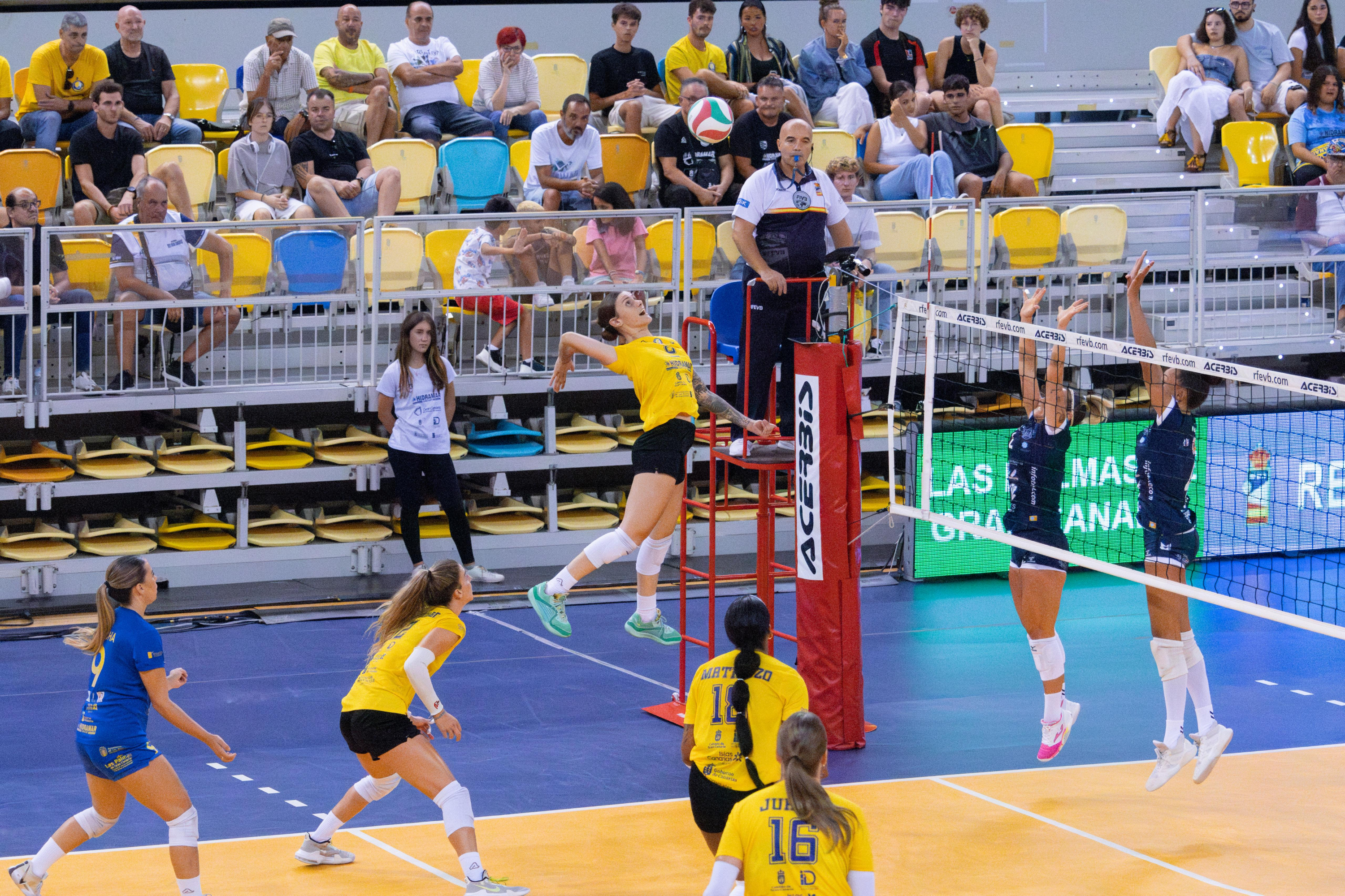 Saray Manzano slår bollen i den spanska volleybollsupercupen