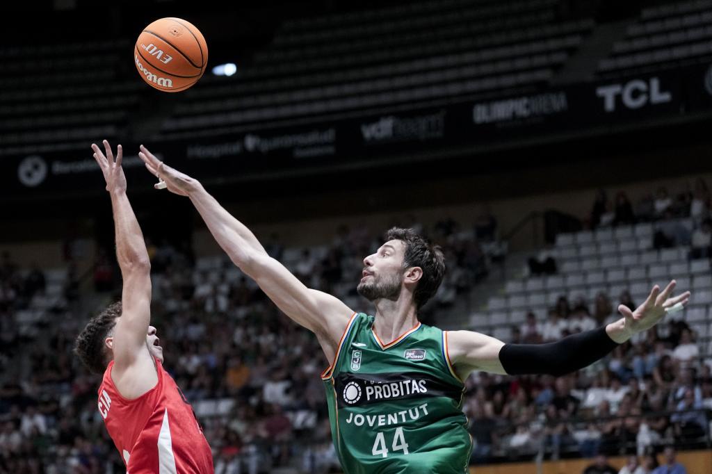 Garcia (l) dan Ante Tomic (d) saat pertandingan antara Joventut dan UCAM Murcia.