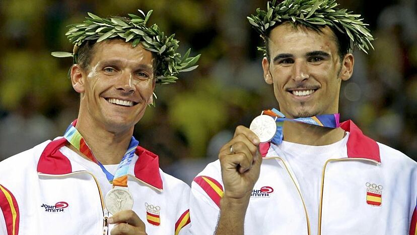 Javier Bosma och Pablo Herrera, från vänster till höger, poserar med silvermedaljen vid de olympiska spelen i Aten 2004