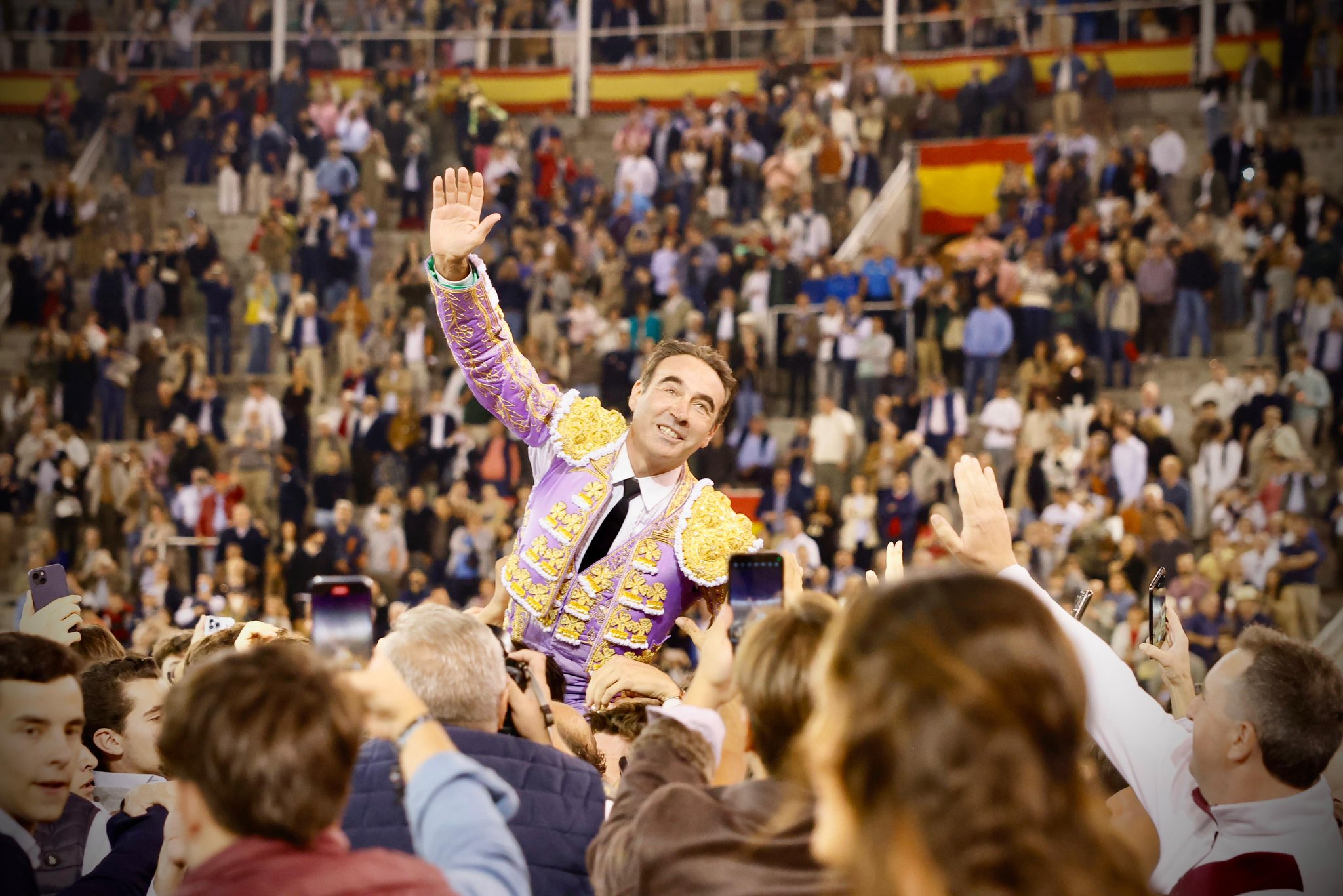 Enrique Ponce sale a hombros de Madrid en su despedida en Las Ventas