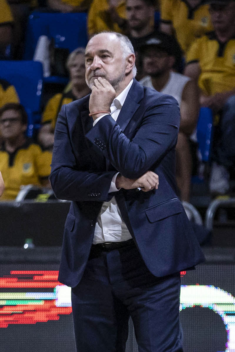 LA LAGUNA (TENERIFE), 29/09/2024. - Pelatih Baskoni Pablo Laso saat pertandingan hari pertama liga Endesa La Laguna Tenerife vs. Basque Country, Minggu ini di paviliun Santiago Martín di La Laguna (Tenerife).EFE/ Miguel Barreto