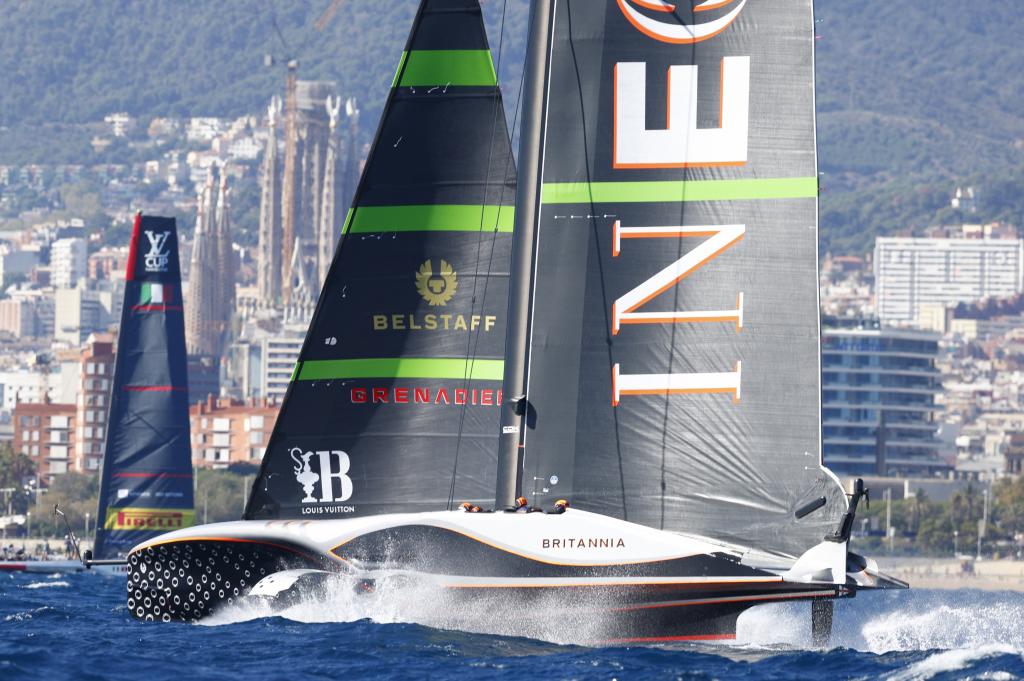 INEOS Britannia dan Prada Luna Rossa Pirelli pada hari ketiga Piala Louis Vuitton