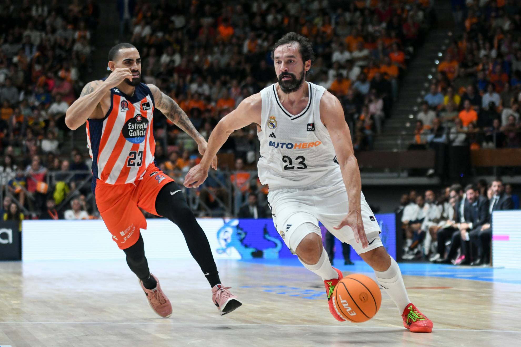 Yunio Barrueta, pencipta 3+1 yang menentukan, mengejar Sergio Llull.