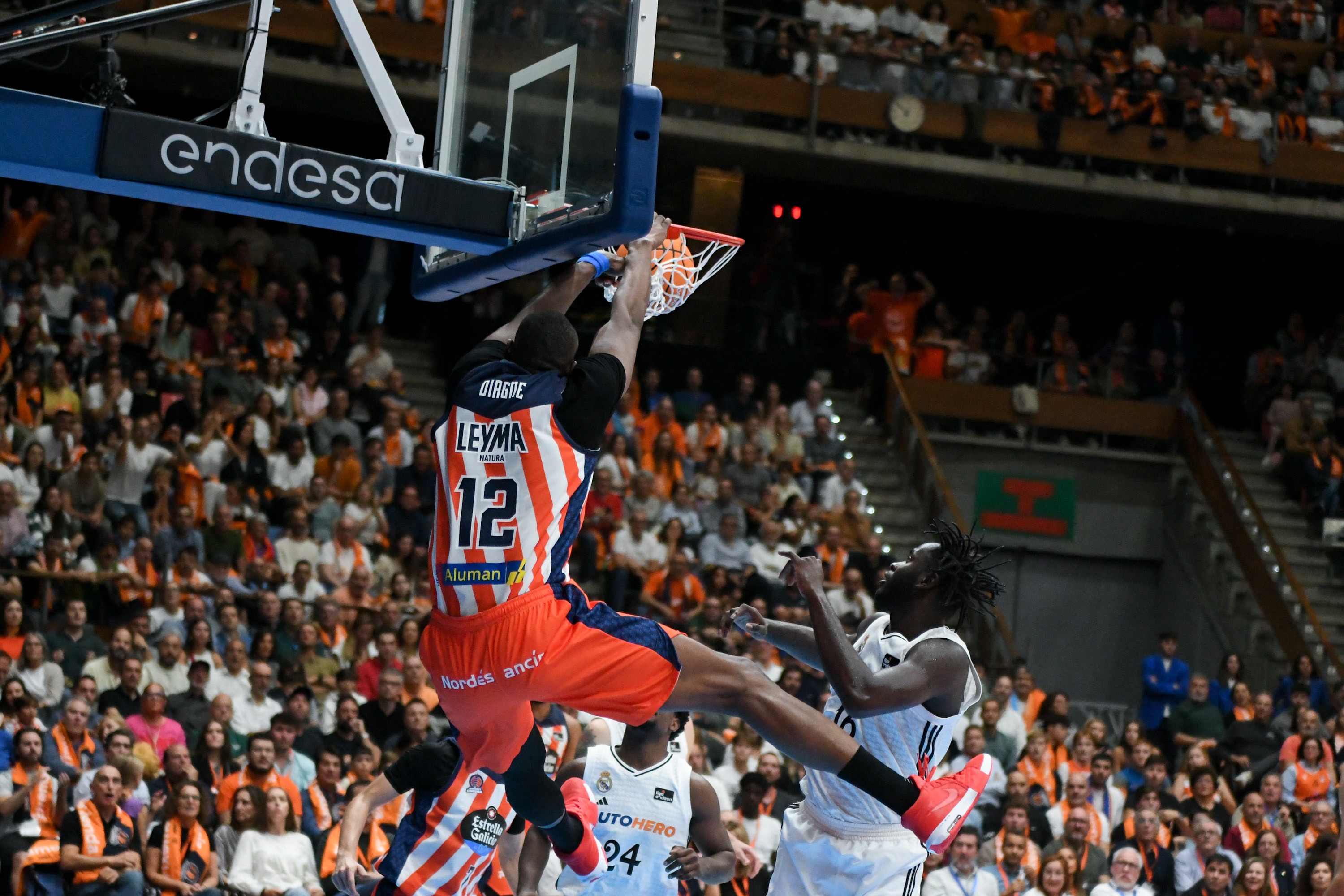 Diagne melakukan dunk melawan Real Madrid.