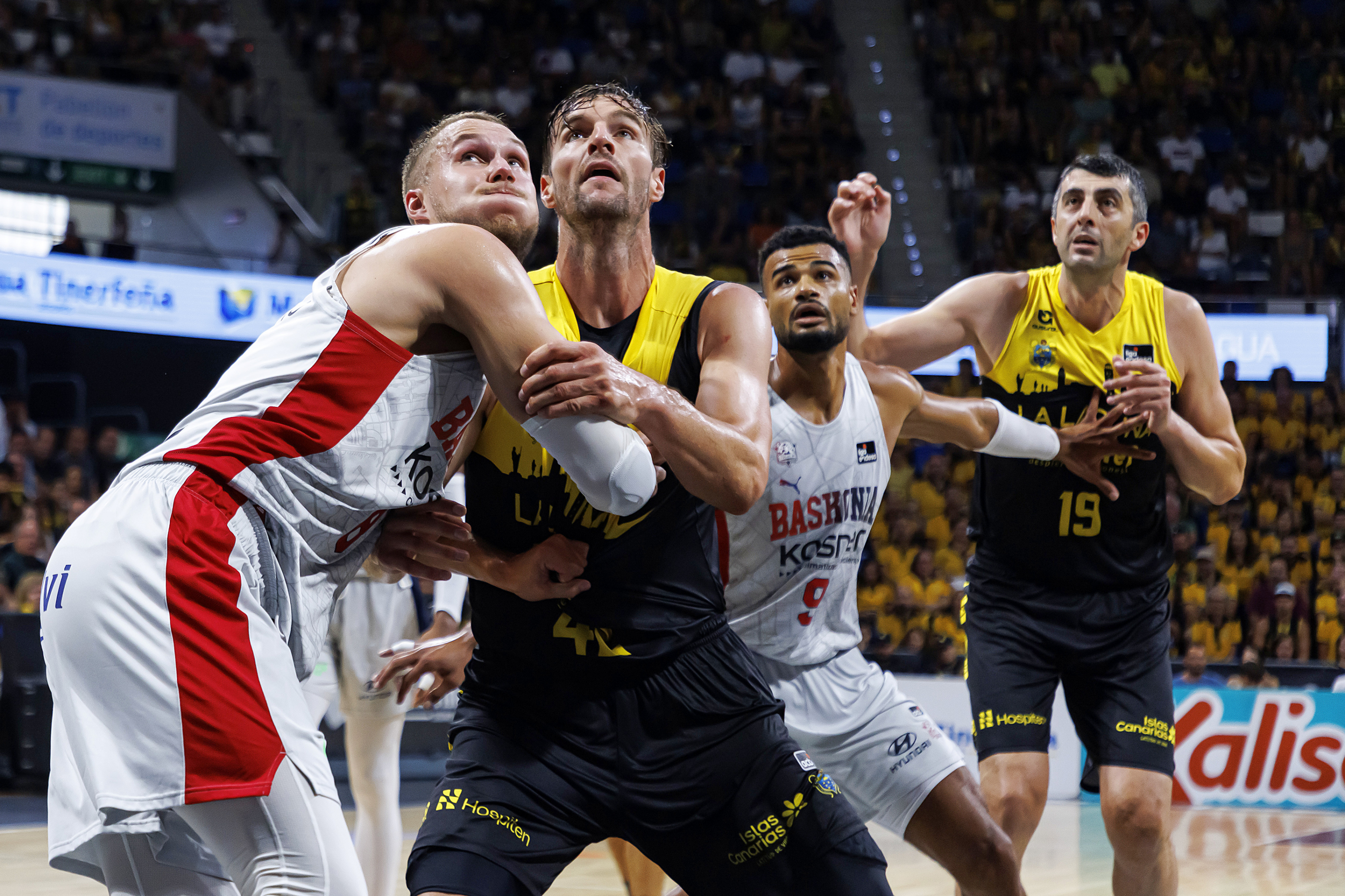 Sedekerskis, Doornekamp, Luwawu-Cabarrot y Gio Shermadini luchan por un rebote durante el partido entre La Laguna Tenerife y Baskonia.