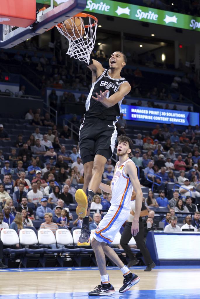 Victor Wembanyama melakukan dunk melawan Thunder.