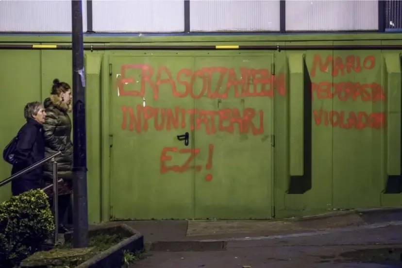 Graffiti na tle oskarżonego o napaść na tle seksualnym poza polem Gernika.