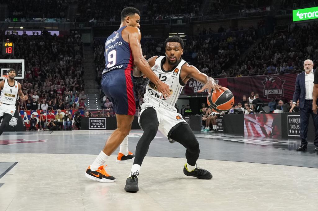 O zagueiro americano do Partizan, Sterling Brown, tenta derrotar o atacante francês do Baskonia, Timothé Luwawu-Cabarrot